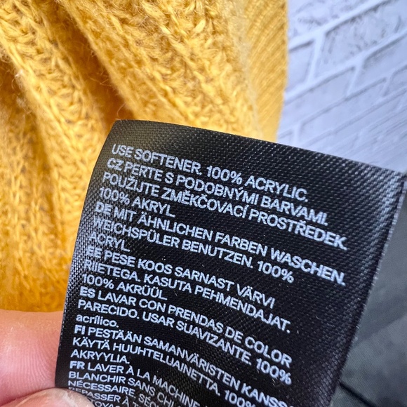 |•DIVIDED•| Mustard-Gold Cardigan Size Small. - Picture 5 of 5